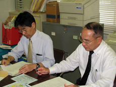 右より鈴木庸司分会長と千葉勝時書記長
