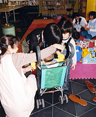足立区役所から保育士さんが派遣され、子どもたちの保育を受けもつ