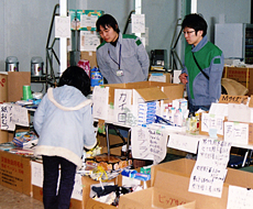 食べ物・衣類・生活雑貨・本などを見やすいように置く