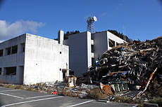 がれき収積所となっている宮城県南三陸合同庁舎