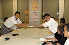 検討委員会で要望書を手交 9月6日