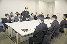 都当局に抗議する都庁職執行部(2月19日)